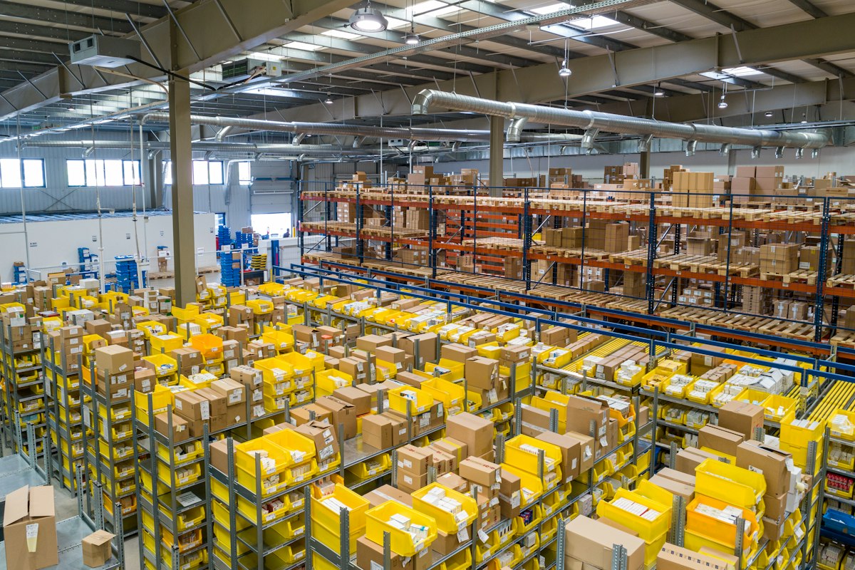 Almacén de mercancía preparada para distribución